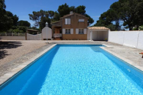 Grande chambre d'hôtes dans maison provençale avec piscine